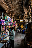 Street life around the Sri Meenakshi-Sundareshwarar Temple of Madurai. Tamil Nadu.  